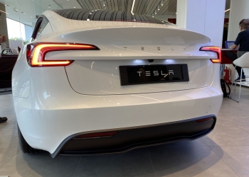 特斯拉首批入门版电动皮卡 Cybertruck来了