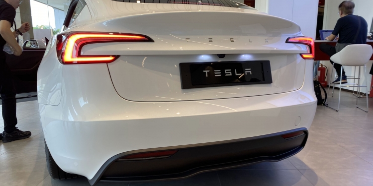 特斯拉首批入门版电动皮卡 Cybertruck来了