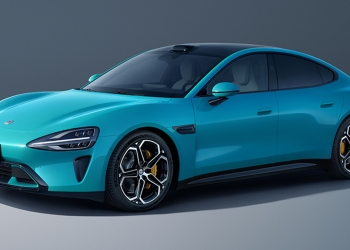 可续航高达800公里！小米首款电动车SU7亮相