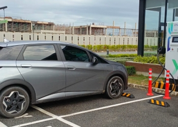 玻州首个公共直流快速充电桩已启用 最高功率60kWh