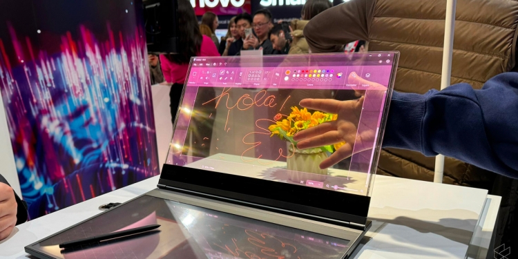 采用Micro-LED技术！Lenovo透明屏概念笔电亮眼