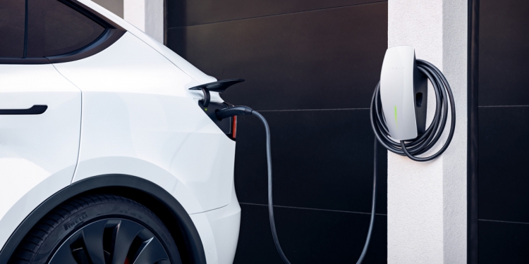 现在可以RM2888 购买特斯拉挂墙式充电器