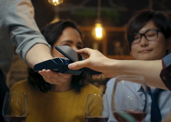 一刷即可付款!威士移动非接触式支付让购物像解锁手机一样简单