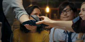 一刷即可付款！威士移动非接触式支付让购物像解锁手机一样简单