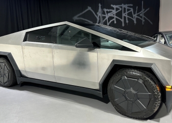 Tesla Cybertruck于白沙罗高原柏威年广场展出