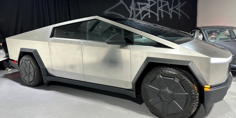 Tesla Cybertruck于白沙罗高原柏威年广场展出