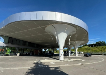 直击欧洲最大直流充电中心！这里有超过70个充电点