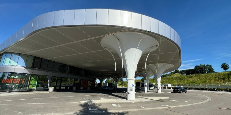 直击欧洲最大直流充电中心！这里有超过70个充电点