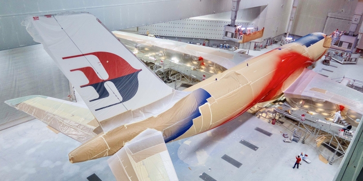 马航首架空巴A330neo 完成辉煌条纹涂装亮相