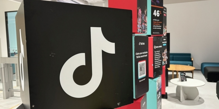 网络诈骗与犯罪内容层出不穷 看看TikTok如何审核内容保护用户