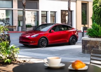 特斯拉Model Y Performance降价，附赠便携式充电器及送货至全马