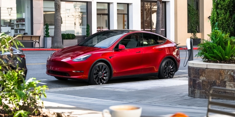 特斯拉Model Y Performance降价,附赠便携式充电器及送货至全马