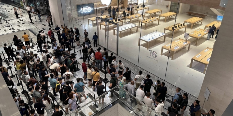 iPhone 16系列今上市！果迷凌晨已聚集Apple The Exchange TRX