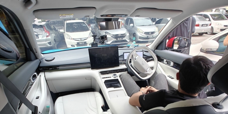 如果买宝腾e.MAS 7，你会考虑白色内饰版本吗？