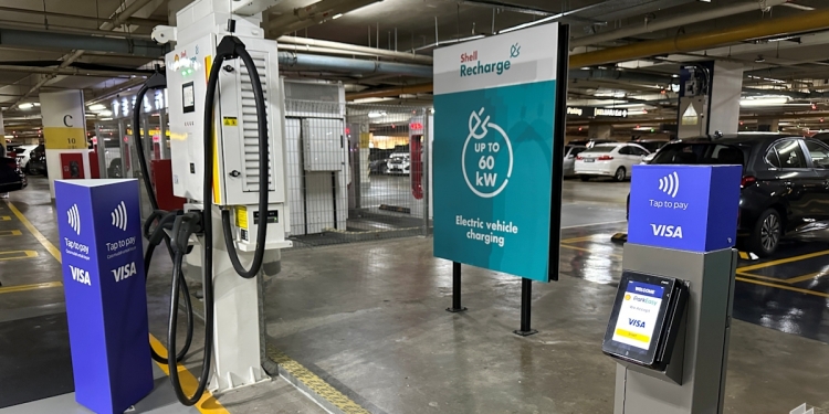 Shell Recharge在电动车充电站部署刷卡支付终端