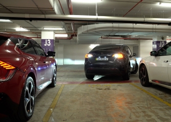 测试Tesla Autopark功能：Tesla Model Y与BMW iX2自动停车比一比