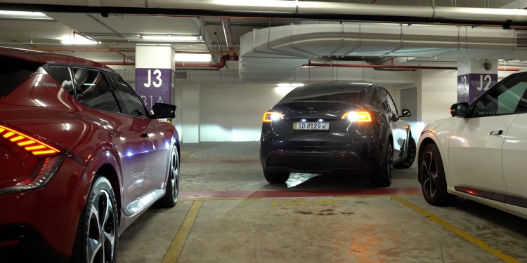 测试Tesla Autopark功能:Tesla Model Y与BMW iX2自动停车比一比