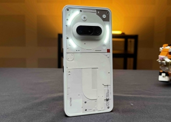 Nothing Phone (3a) 玻璃面板有弹性，按压时导致扬声器失真和爆裂声？