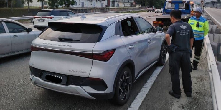 高速大道上无预警紧急刹车差点被撞！BYD Atto 3车主吓坏