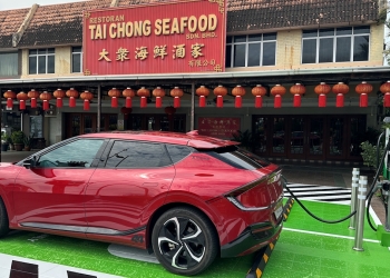 安顺首座电动车充电中心启用 直流充电50%折扣一个月