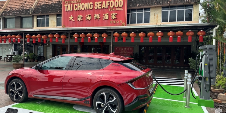 安顺首座电动车充电中心启用 直流充电50%折扣一个月