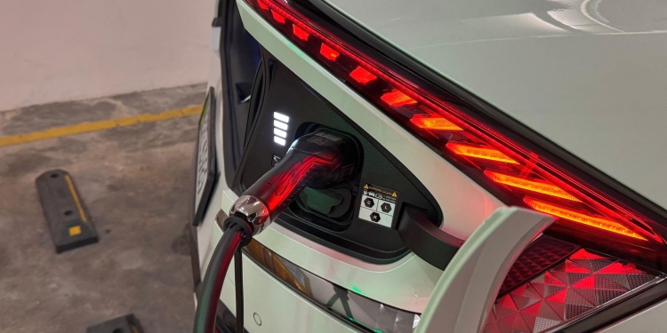 在离峰时段为电动车充电 家庭用户可享更便宜电费