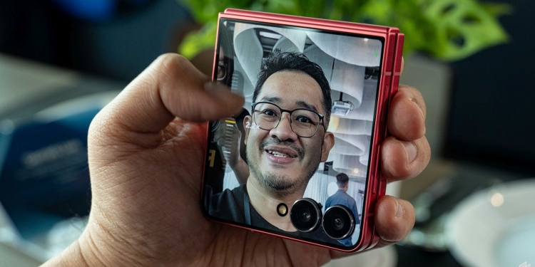 首次全面屏外屏搭载Exynos 250芯片 三星发布Galaxy Z Flip 7