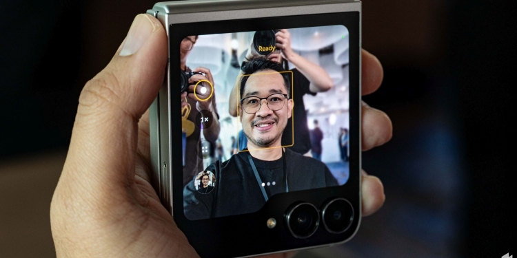 三星发布Galaxy Z Flip 7 FE：搭载Exynos芯片的降规版Galaxy Z Flip 6