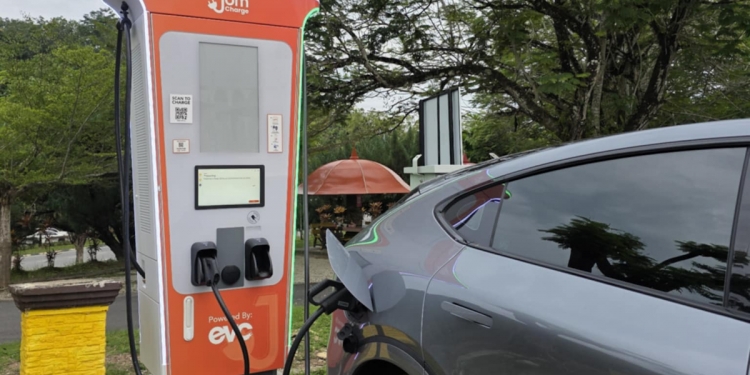 位于Tengku Muhammad Fa-iz Petra清真寺 话望生JomCharge充电桩启用