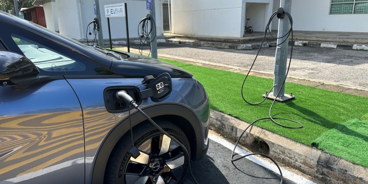 马来西亚首个路灯电动车充电器在彭亨大学启用