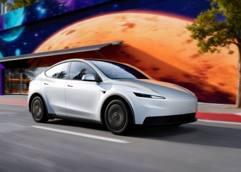 特斯拉推“平价版”Model 3和Model Y：织物座椅、取消自动转向功能