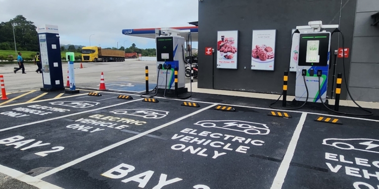 TNB Electron在关丹Makmur Gambang Jaya 2的Petron Makmur设立新充电站:限时免费充电