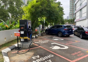 JomCharge携手DBKL在Solaris Mont Kiara启用电动车充电桩