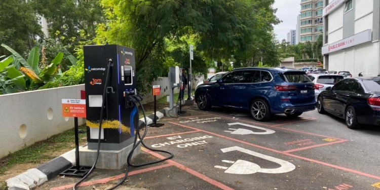 JomCharge携手DBKL在Solaris Mont Kiara启用电动车充电桩