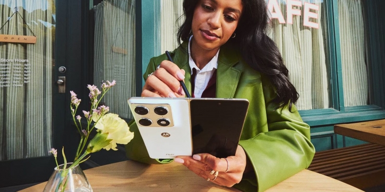 Motorola Razr Fold亮相！支持手写笔挑战Samsung Galaxy Z Fold