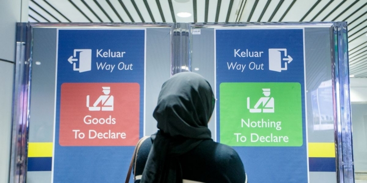 缓解入境口拥堵 KLIA 1试行无需申报绿色通道