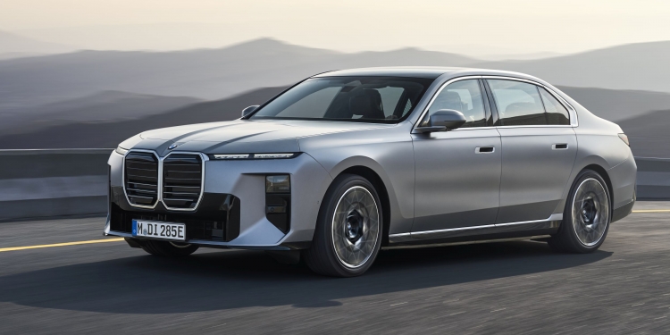 全新BMW 7 Series小改款登场！纯电版i7续航逾700公里