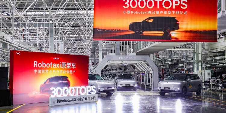 小鹏Robotaxi首台量产车型下线 目标2027年初实现全无人驾驶