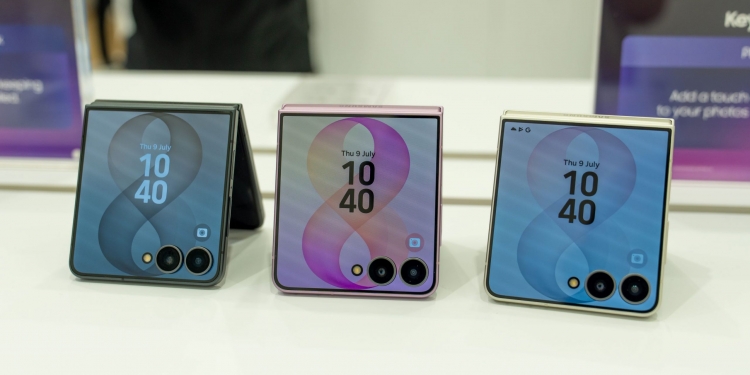 Samsung Galaxy Z Flip 8上手体验：到底升级了什么？