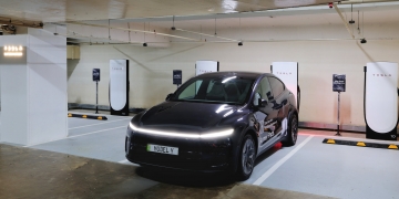 Tesla槟城皇后湾广场Supercharger现已启用
