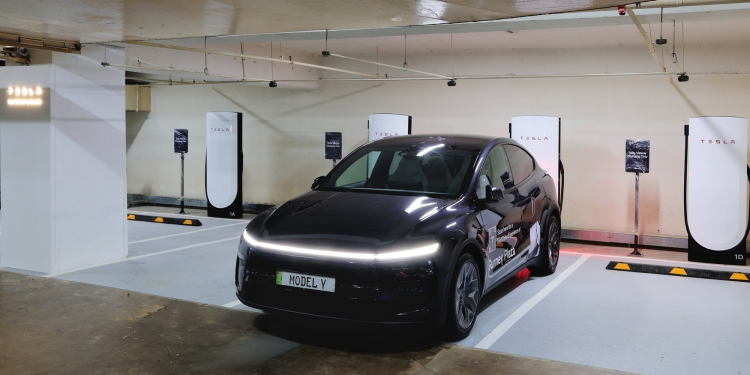 Tesla槟城皇后湾广场Supercharger现已启用