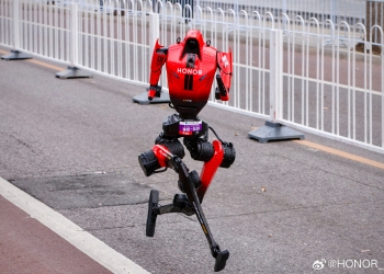 Honor人形机器人将参加2026马拉松及国庆日游行