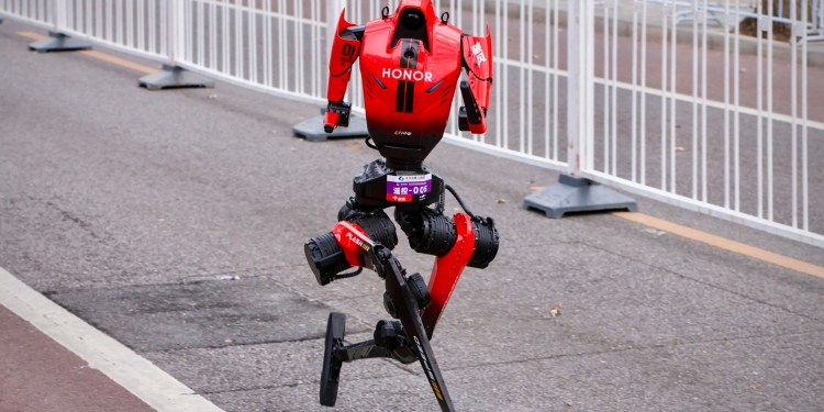 Honor人形机器人将参加2026马拉松及国庆日游行