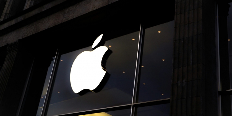 macOS 26.7泄露近40款未发布产品：折叠iPhone Ultra、触控MacBook及配备相机的AirPods曝光
