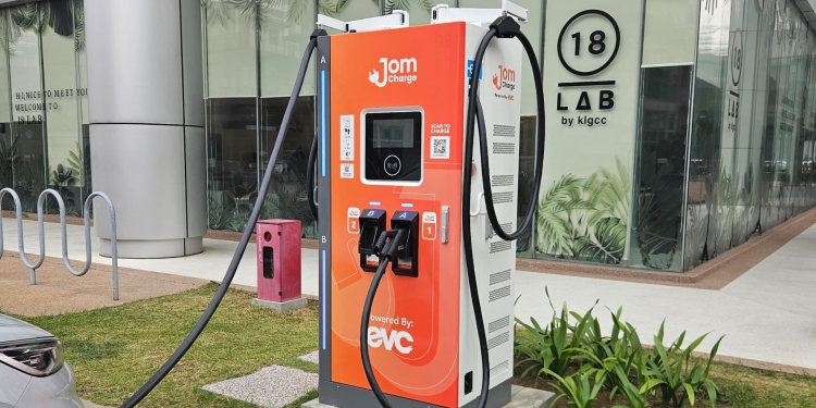 JomCharge在Oasis Damansara重新推出120kW直流充电桩