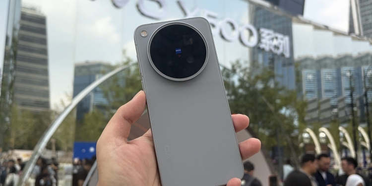 Vivo X500系列发布：搭载200MP蔡司长焦镜头及2nm天玑9600 Pro