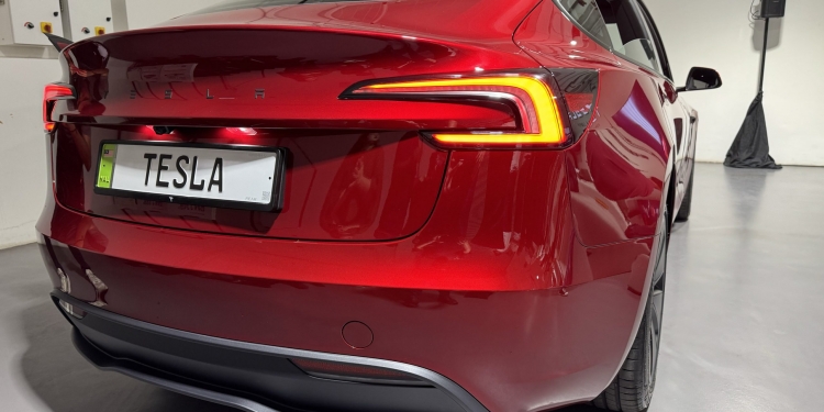2026 Tesla Model 3全系升级：16英寸屏幕、新增内饰配色、支持V2L功能