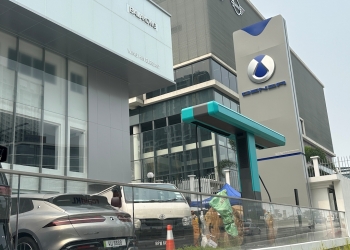 无拉港腾势展厅正在部署比亚迪闪充桩