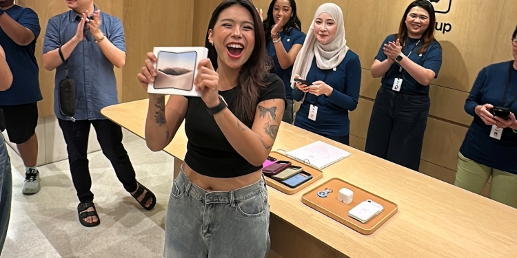 iPhone Duo登陆马来西亚!苹果TRX门店现人龙,不提供现场购买